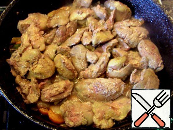 Remove the lid, lightly salt the vegetables, put the fried liver on top, which is also a little salt. If necessary, add boiling water. Covering the pan with a lid, put out all together for another 5-6 minutes. Then remove the vegetables and liver from the pan and leave to cool.