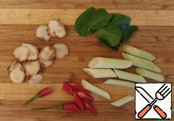 Chop the spices.
