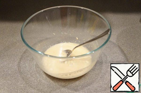 Fill the yeast with warm water, add sugar and rye flour. Somewhere I found out that a little rye flour gives a special crust when baking. And I really noticed that when you add it to the yeast, you get a crispy top. Mix well, leave for 5 minutes. Add sour cream (not cold), it can be replaced with milk or water.
