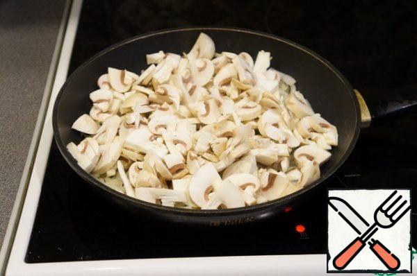 Add the sliced mushrooms. Fry briefly, stirring occasionally. As soon as the Golden crust begins to appear, turn off.