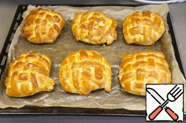 Bake for about 15 minutes until brown.After baking, remove the pies from the baking sheet, cover with a towel for 15-30 minutes.