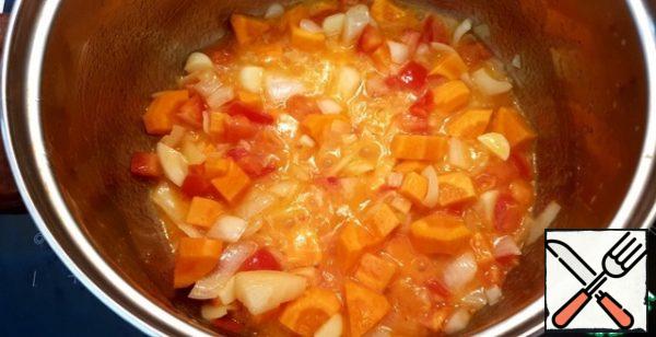 In a saucepan, dissolve 30-40 grams of butter with a small amount of vegetable oil. Fry the vegetables on high heat for about 10 minutes. Salt.
