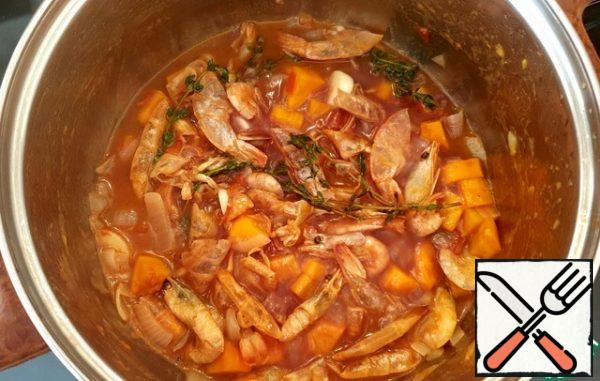 Add wine. Let the wine boil completely. Add boiled water. The water should slightly close the shells. Cook on low heat for 40-60 minutes.
