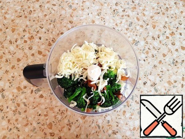 Broccoli and mushrooms rinse, squeeze water (through cheesecloth or colander). Mix mushrooms, broccoli, cheese (100 gr.), salt, pepper.