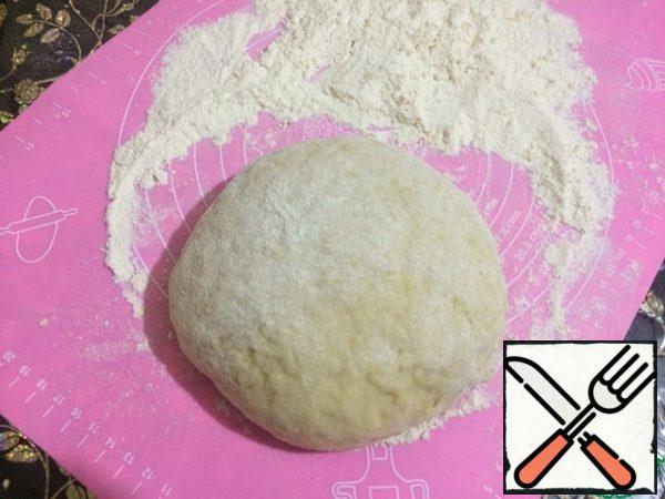 In a saucepan, add sunflower oil, and, sprinkling a little flour, knead the soft, tender dough, it is very pleasant to the touch, barely sticky to the hands. Flour can go or a little less, or a little more, but try not to score flour.