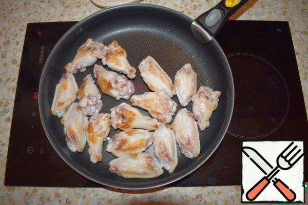 Fry the pieces of wings on both sides on high heat for 5 minutes, until a crust is formed.