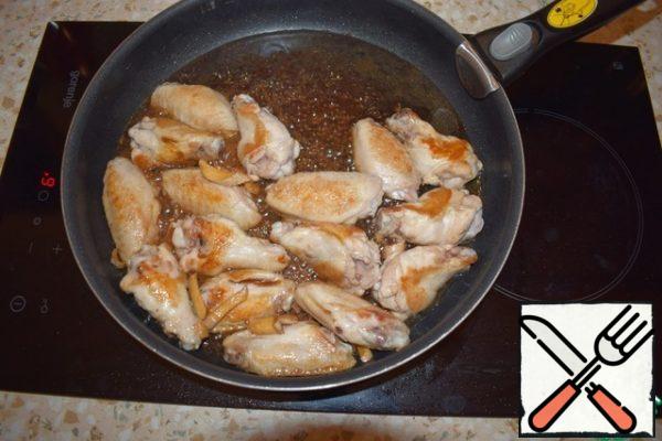 Add the sauce. Simmer the wings in the sauce for 10-12 minutes. Each wing cover with sauce, then cover with a lid.