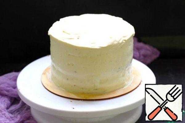 Next, put the second biscuit-soak-lubricate with cream. The third cake to assemble with the confit as the first. To cover the fourth sponge cake soaked. Grease the cake thickly with cream. Leave a little for decoration.
