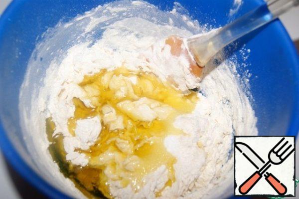 Carefully dilute the starter in water, add flour and salt, knead the dough slightly, and then pour in the oil. Knead the dough is not sticky to the hands. Do not add flour.