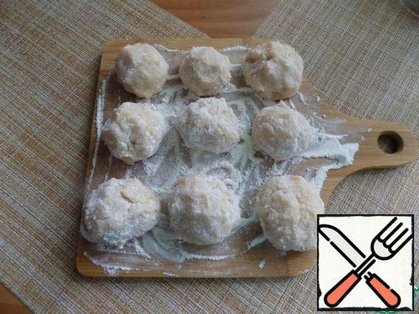 Formed 9 pieces of fairly large size balls, roll each in flour. I made them this number and size, so that they fit in my form size 20X20 cm and that there is no stuffing. You can form them smaller if desired.