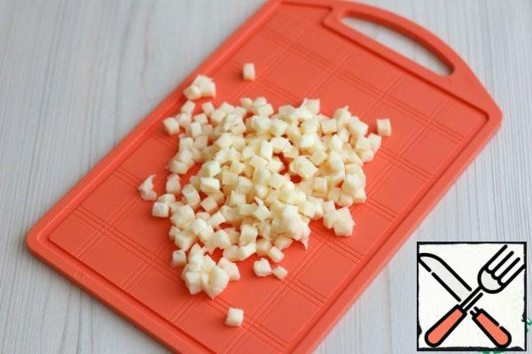Cut the mozzarella into small cubes.
