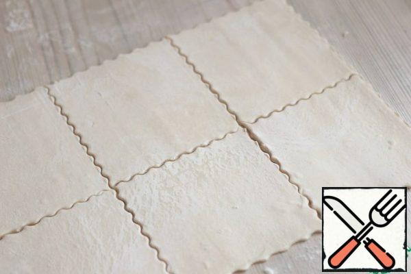 Roll out the puff pastry slightly, cut into equal squares, about 10-12 cm each.
