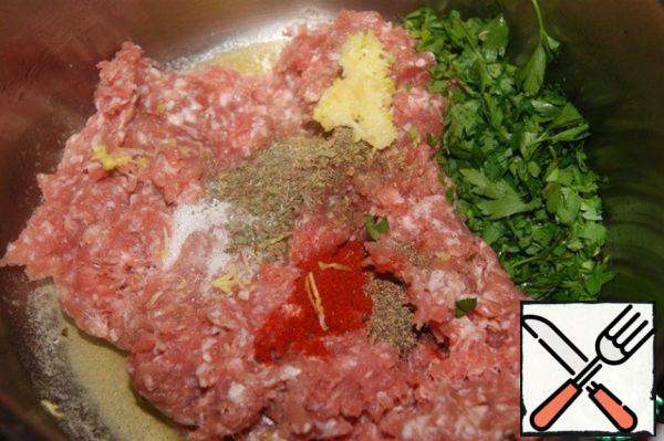 In a saucepan, melt half the butter. Put in the minced meat, parsley, paprika, sugar, black pepper, 1 clove of grated garlic, oregano and Basil...