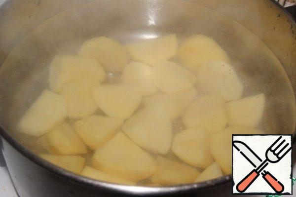 Bring the water to a boil and place in it coarsely chopped potatoes, cook until it is fully cooked.
Select the potatoes in a small container with a small amount of broth.