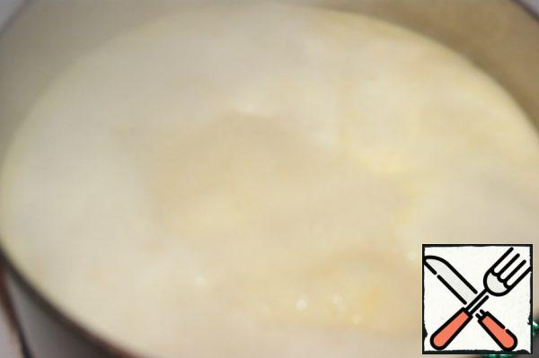 Then pour the cream into the broth and cook for 5 minutes.