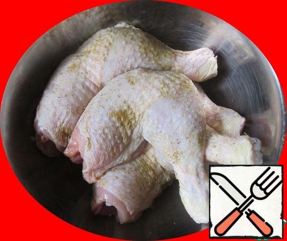 So let's get started.
Turn on the oven to heat up to 180 degrees. C.
Mix salt (1.5 tsp) and coriander. Mix RUB the chicken legs (Shin and thigh) on all sides, put in a bowl, set aside for a while