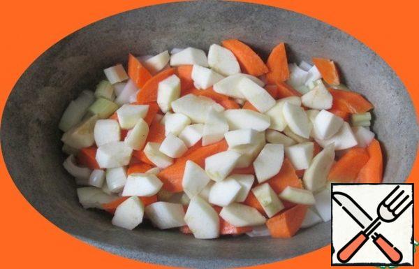 Onions, carrots, celery and apples are washed, cleaned, cut into pieces and spread in a goose or deep heat-resistant form.
Stir, season a little.