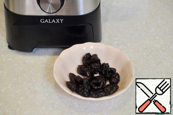 Rinse the prunes well. Dry prunes soak in hot water for 10 minutes.