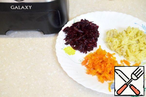 Each time completely spread the chopped vegetable, so that all the vegetables are not mixed.