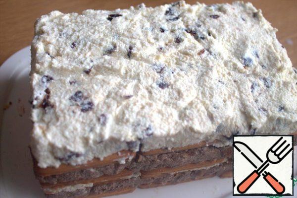 Next, cottage cheese with cocoa (I skipped this step), a layer of cookies and the remains of cottage cheese with raisins. Finish with a layer of cookies.
