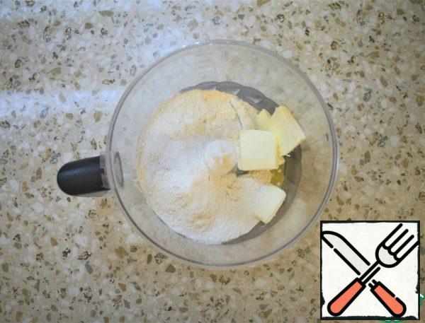 The diameter of the mold is 24 cm.Dough. Quickly mix the chopped cold butter, egg, flour, a pinch of salt, a tablespoon of powdered sugar (you can still add orange zest).