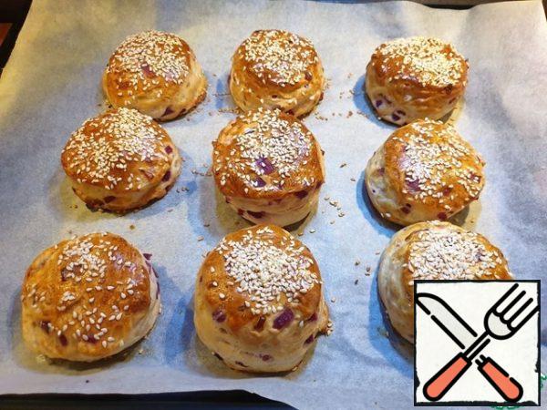 Bake the buns in the oven, preheated to 180 ° C for 25-30 minutes.
The buns are fully cooled on a wire rack.