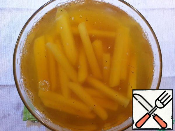 Pour boiling water over the potatoes with spices and leave for 10-15 minutes.
