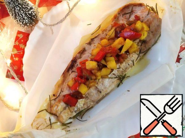 Spread the resulting mass on the fish and serve immediately to the table.