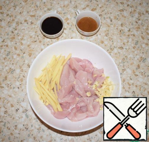Marinade: mix soy sauce, ginger, honey, finely chopped garlic.
Finely chop the chicken fillet.