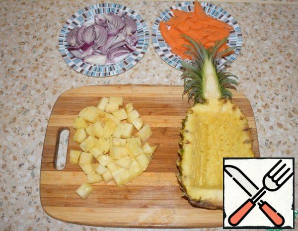 Finely chop the onion, carrot and pineapple pulp.
