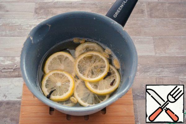 Cut the lemons into slices and dip them in the syrup.
For a milder taste and elimination of possible bitterness, you can pre-dip lemon slices in boiling water for 1-2 minutes, and then throw them on a sieve and only then into syrup.
