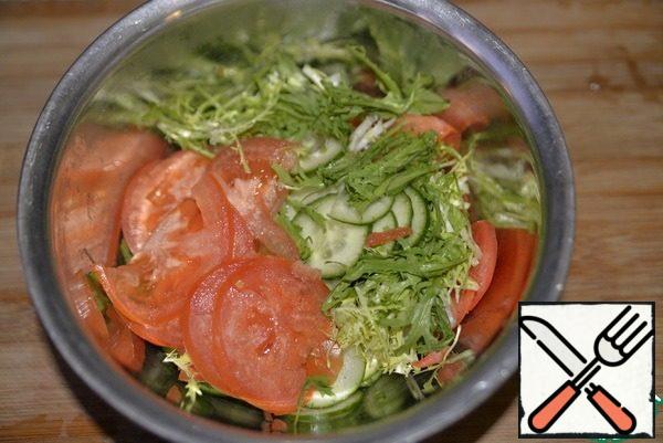 Wash the arugula, dry it with a paper towel, tear or cut connected with tomato and cucumber.