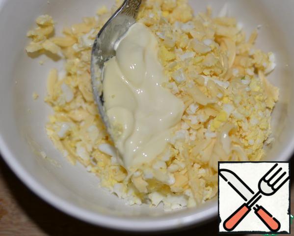 Add mayonnaise to the cheese and egg.