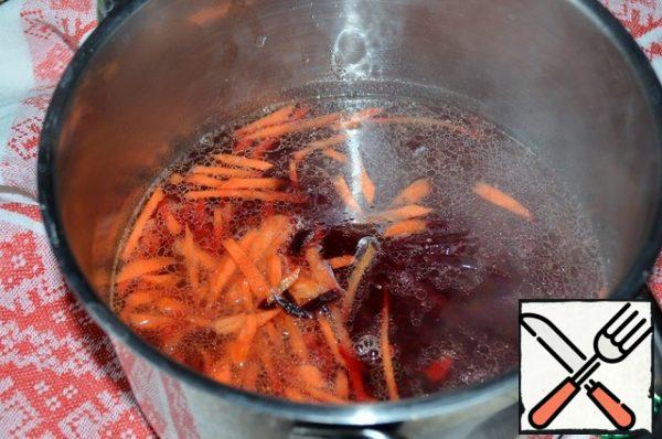 Add carrots and beets to the broth (all straws),
put on a slow fire.
