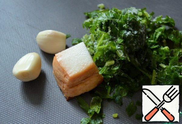During this time, the carrots and beets were cooked.
Cut the meat into convenient pieces. If desired, you can return it to the broth or add it in portions when serving.
Add potatoes, chopped cabbage after 10 minutes.
Prepare the dressing.
Chop the herbs, garlic and a little old fat - chop until smooth. You can add a pinch of coarse rock salt, this will help to grind everything thoroughly.
