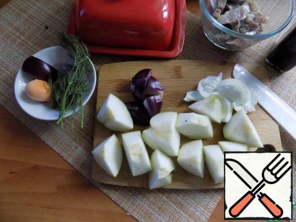 Today I will simplify the task of cooking forshmak and use a food processor. Divide the egg into white and yolk. The yolk, a small part of the red onion and dill are left to decorate forshmak. Make a fillet of herring or buy ready-made 2 pieces. remove the middle of the Apple. All cut into arbitrary pieces..