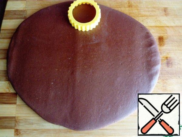 Remove the dough from the refrigerator and roll out into a layer from 5 mm to -1 cm thick. If the dough is rolled out too thin, the gingerbread will turn out solid. Cut out the gingerbread. The shape of gingerbread can be any.
