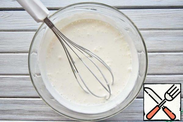 Bring the gelatin to a boil, without letting it boil, stir until the crystals completely dissolve and combine with sour cream. Mix the mixture thoroughly.
