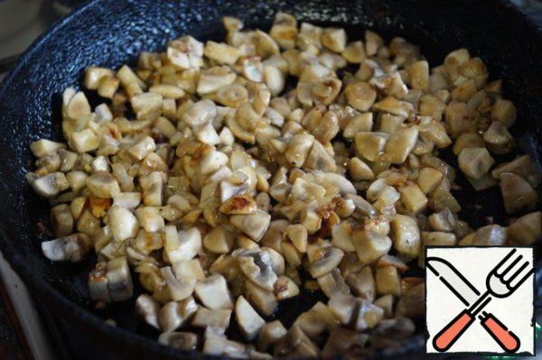 Cut the onion into cubes and fry it in vegetable oil, then add the diced mushrooms. Fry a little more and add the chicken meat. Salt and pepper to taste. Set aside to cool.