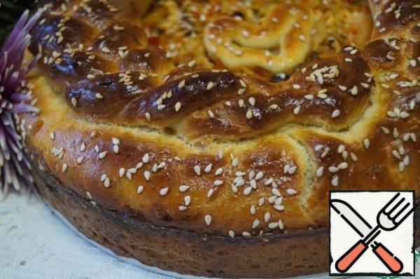 Brush the cake ready for baking with yolk and sprinkle with sesame seeds. Bake the pie at 180 degrees for 20-30 minutes. The pie is allowed to cool, spread on a platter and served to the table. The pie is especially good in a warm form.