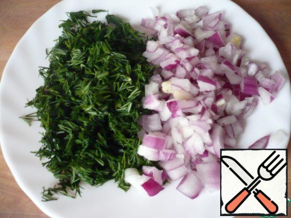 Cut the red onion into small cubes, and finely chop the dill.
