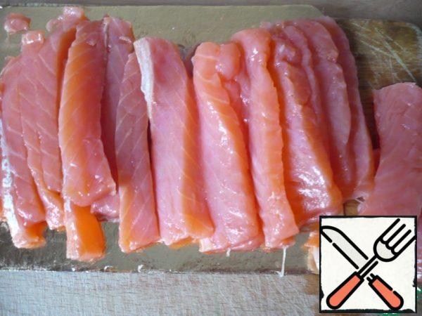 Lightly salted trout cut into slices, cutting the meat from the skin (if there is one).
