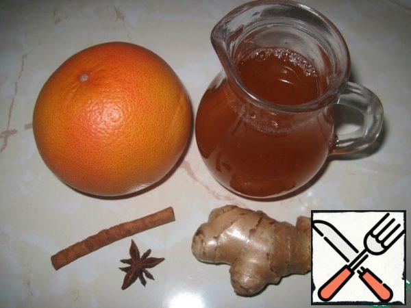 To prepare the drink, I used homemade concentrated apple juice. Remove the zest from the grapefruit with a fine grater, without affecting the white layer of the peel. Also grate the fresh ginger root on a fine grater - you will need 1 tbsp. l.
