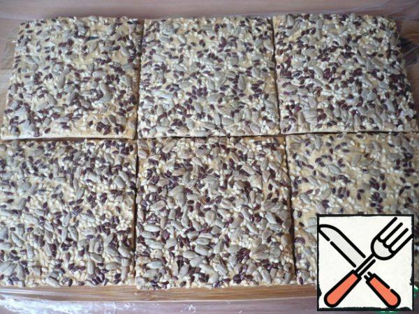 Now we will collect the snack cake. Cover the cutting Board with cling film and put the grain cookies on it (I have 6 pieces).