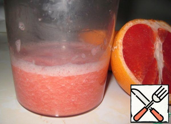 Peel the grapefruit, break into slices, separate the flesh from the films. In a high glass, grind the grapefruit pulp with an immersion blender until smooth.