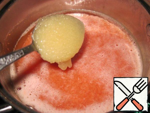 In a saucepan with juice, pour the crushed grapefruit pulp, add honey. Drink warm up, but do not boil.
