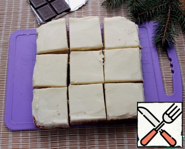 Cut the cooled cake into squares. On this you can stop, everything will be delicious.