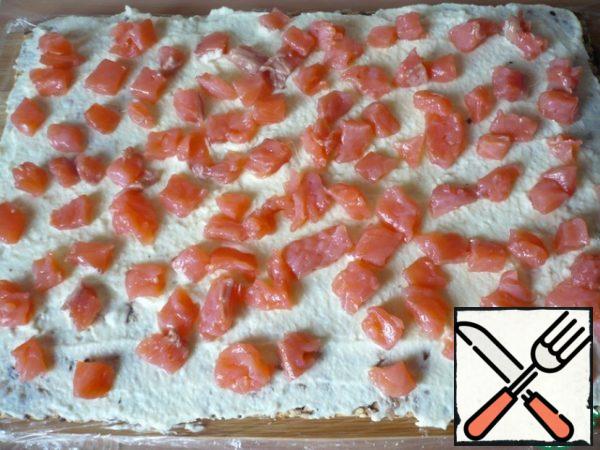 Spread 1/2 of the sliced trout on top of the cream.