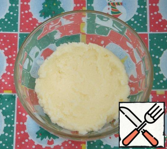 Cut the butter into cubes and RUB with a spoon with sugar and vanilla sugar.