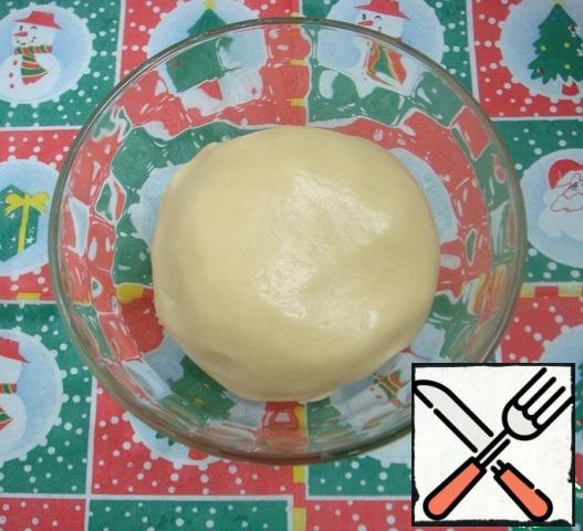 Then knead the dough with your hands. It turns out elastic. Very pleasant to work with. Wrap the dough with cling film and put it in the refrigerator for 30 minutes.